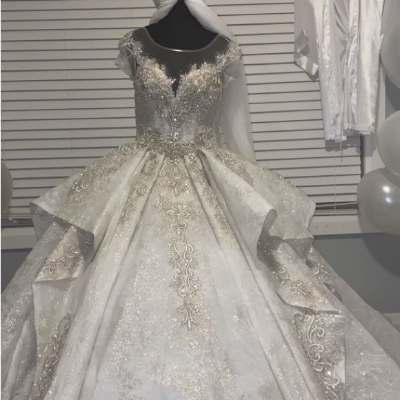 Wedding dress - custom made to fit sizes 2,4,6. - Picture 5 of 7